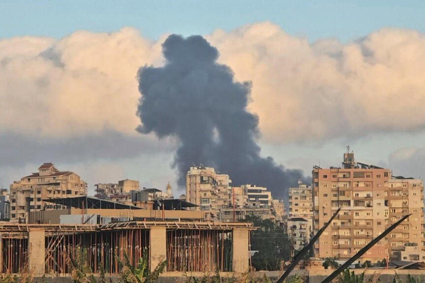 Israël frappe des cibles militaires et des installations pétrolières iraniennes ; l'Iran et les Houthis tirent des missiles sur Israël.